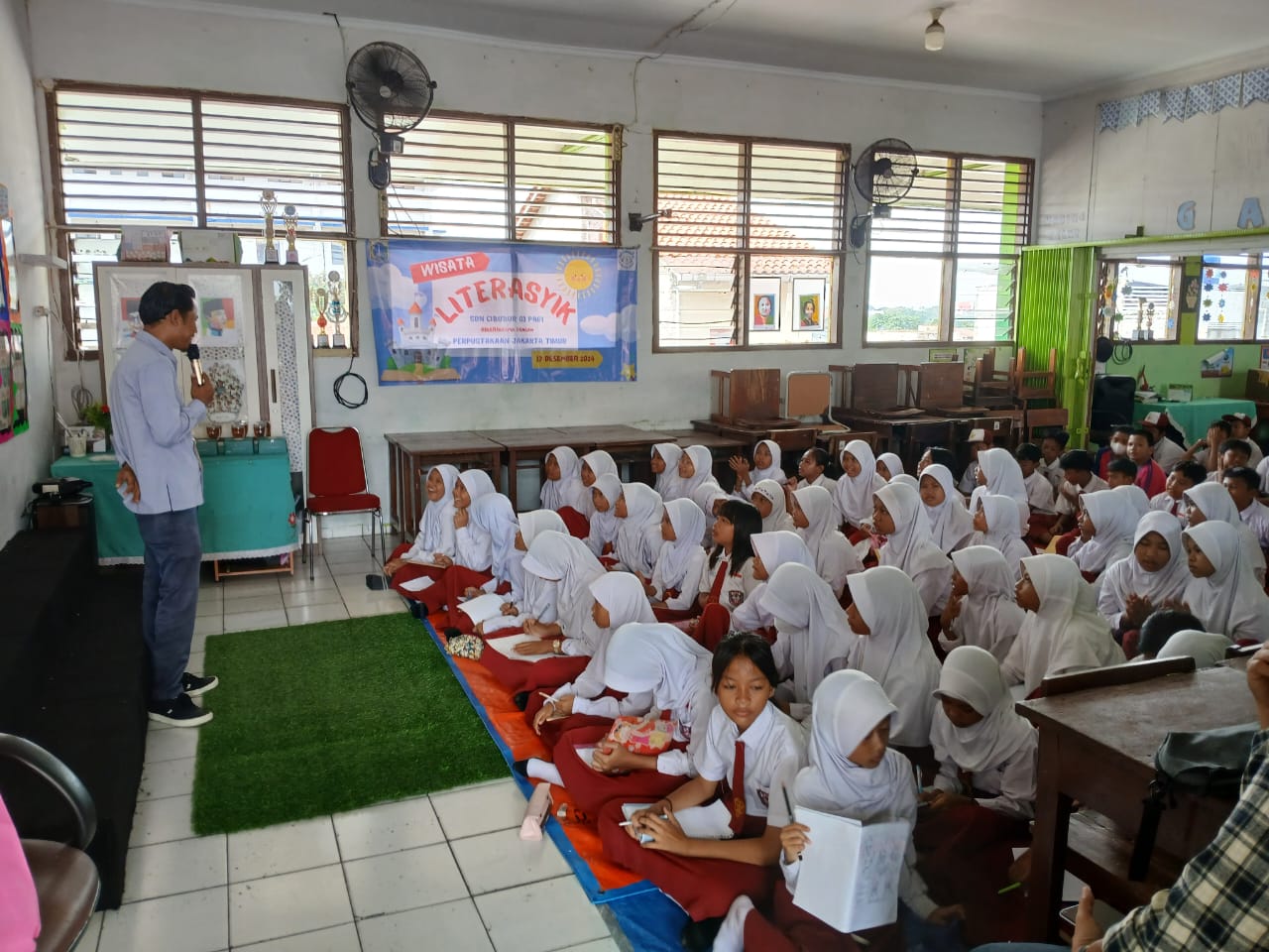 Wisata LiterAsyik Ke SDN Cibubur 03